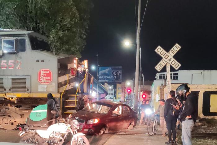 Intenta ganarle al tren y termina impactado en Morelia