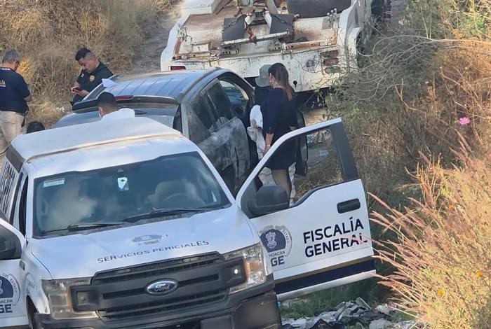 Investigan el hallazgo de tres personas sin vida al interior de una camioneta en la Pátzcuaro-Morelia