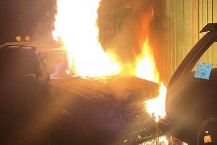 Investigan incendio de camioneta estacionada en Zitácuaro