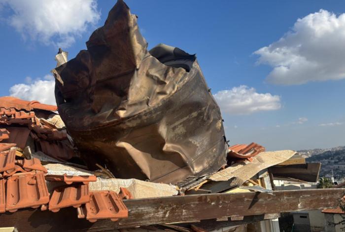 Irán lanza misil contra el este de Jerusalén, donde viven israelís; lo interceptan y fragmentos caen sobre las casas