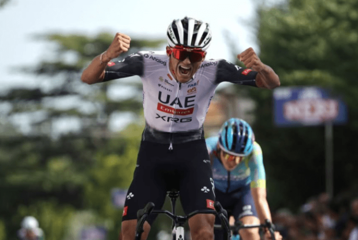 Isaac del Toro se impone en el Giro de la Toscana y sigue sin bajarse del podio