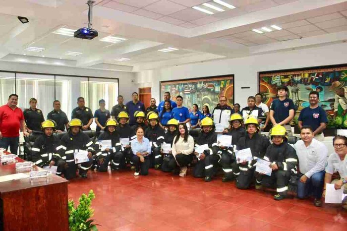 Itzé Camacho Reconoce Labor y Heroísmo de Bomberos