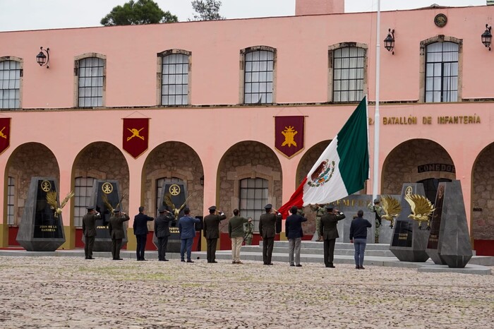 Izan la bandera en la 21 Zona Militar de Morelia