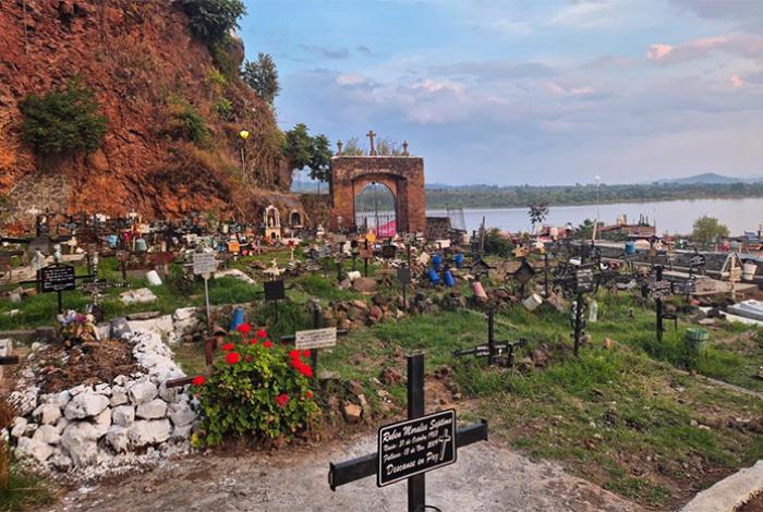 Janitzio renueva su panteón con terraza-mirador y pasarela para Noche de Muertos