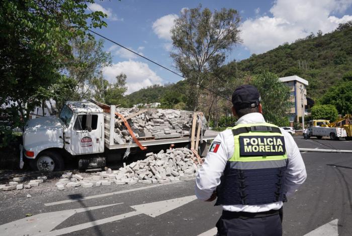 Jardinera frena camión sin control y evita una tragedia en Camelinas