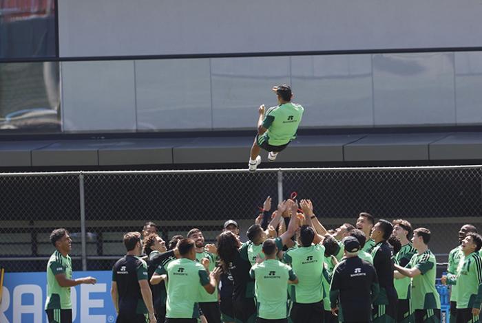 Javier Aguirre muestra su lado paternal en entrenamientos de la Selección Mexicana