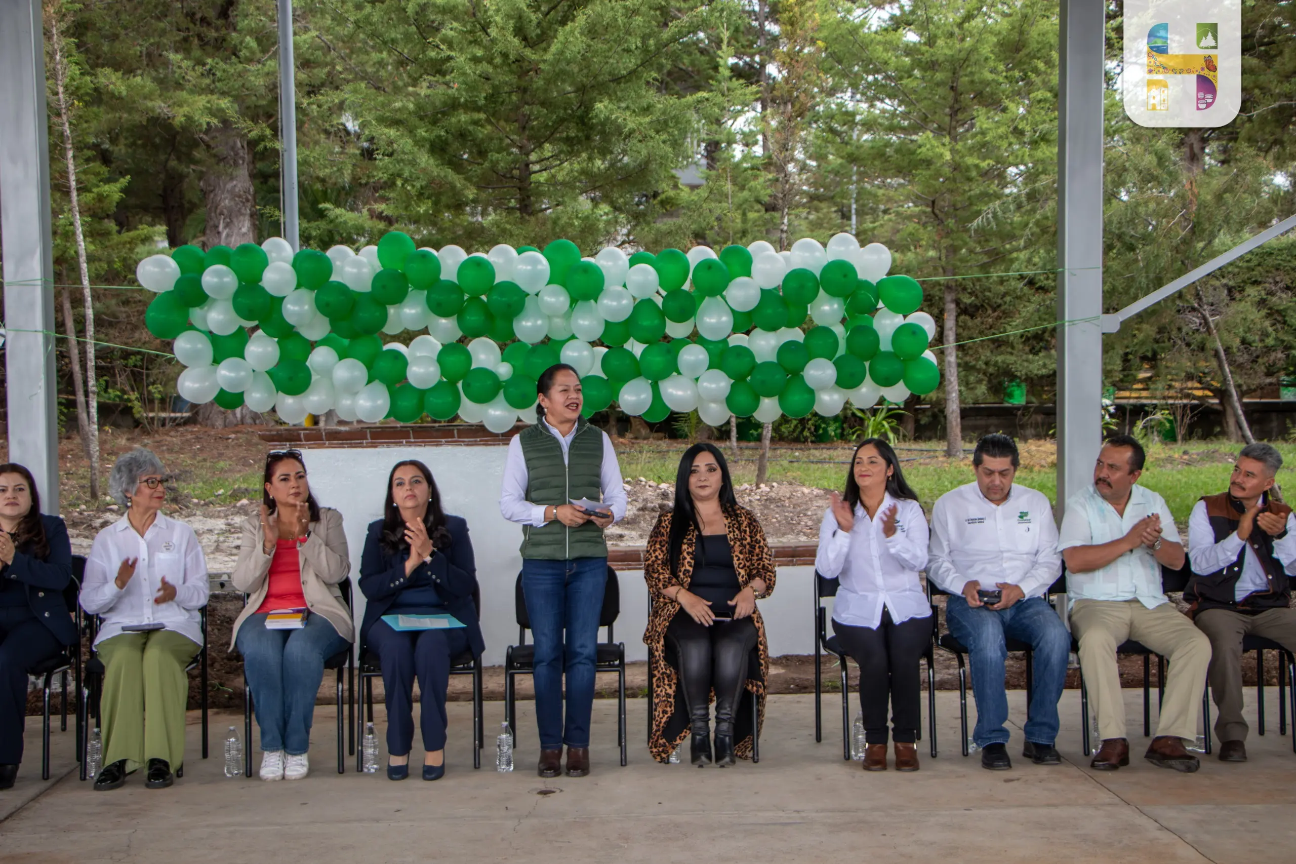 Jeovana Alcántar, acompañada de funcionarios estatales y municipales, inauguró la techumbre en el Conalep, Plantel Ciudad Hidalgo