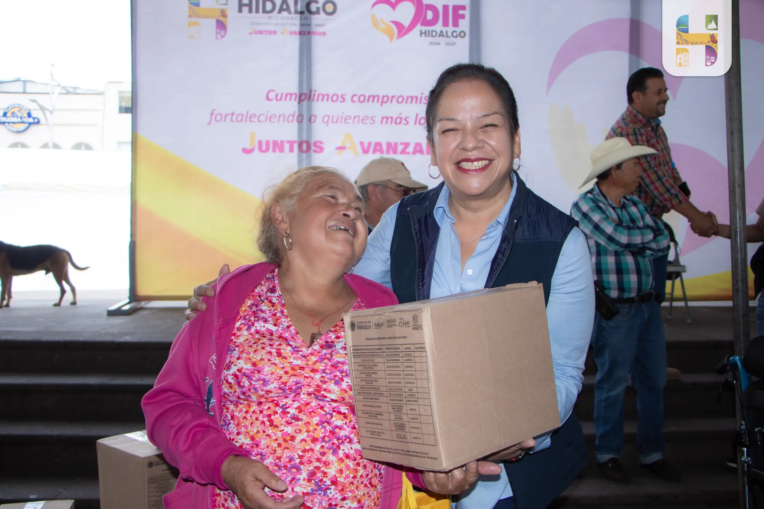 Jeovana Alcántar, entregó aparatos de movilidad y despensas del programa atención alimentaria, beneficiando a cerca de 300 familias del municipio