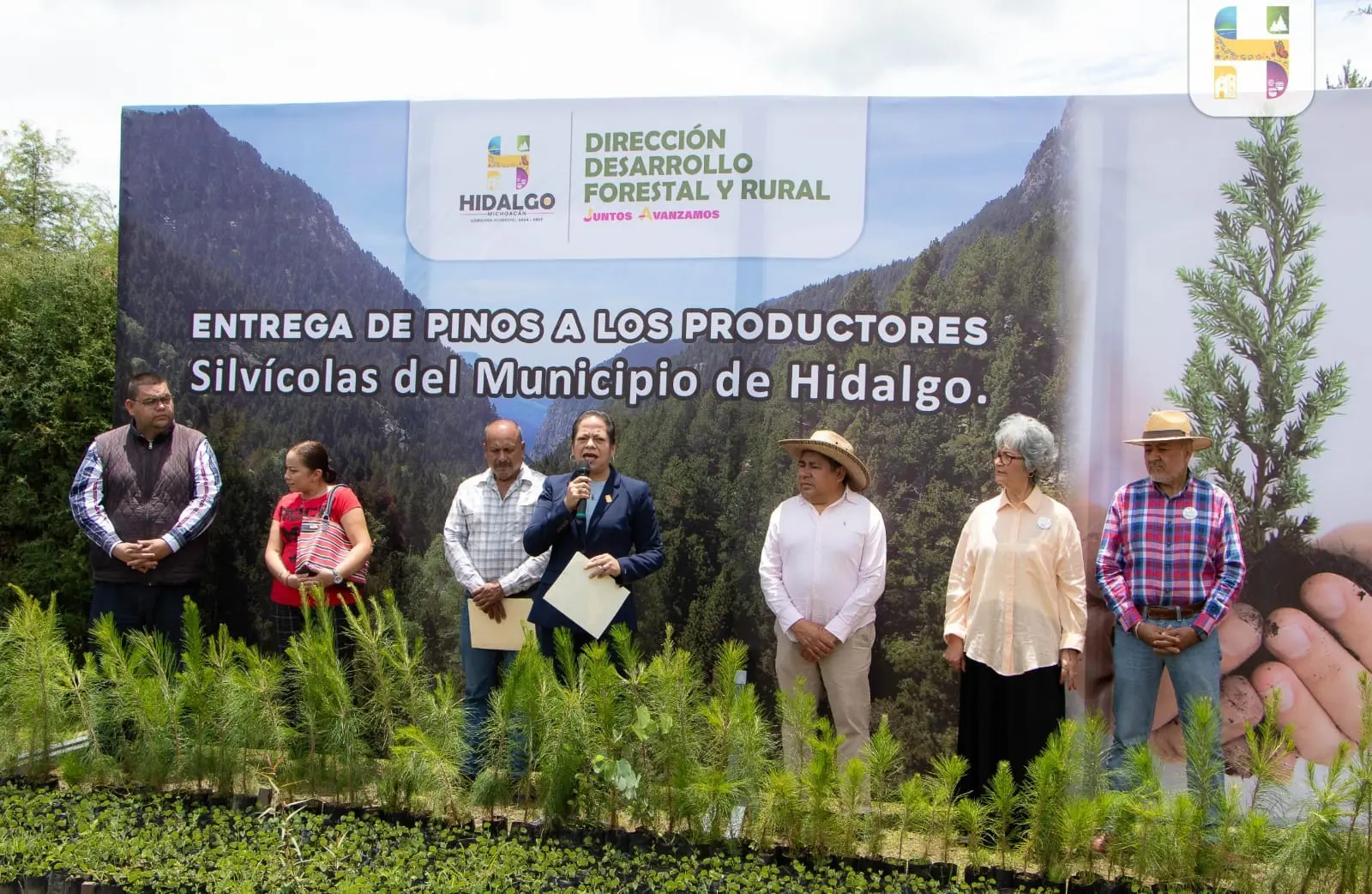 Jeovana Alcántar, entregó 100 Mil plantas de pino, que serán distribuidas en las 10 Tenencias del Municipio de Hidalgo.