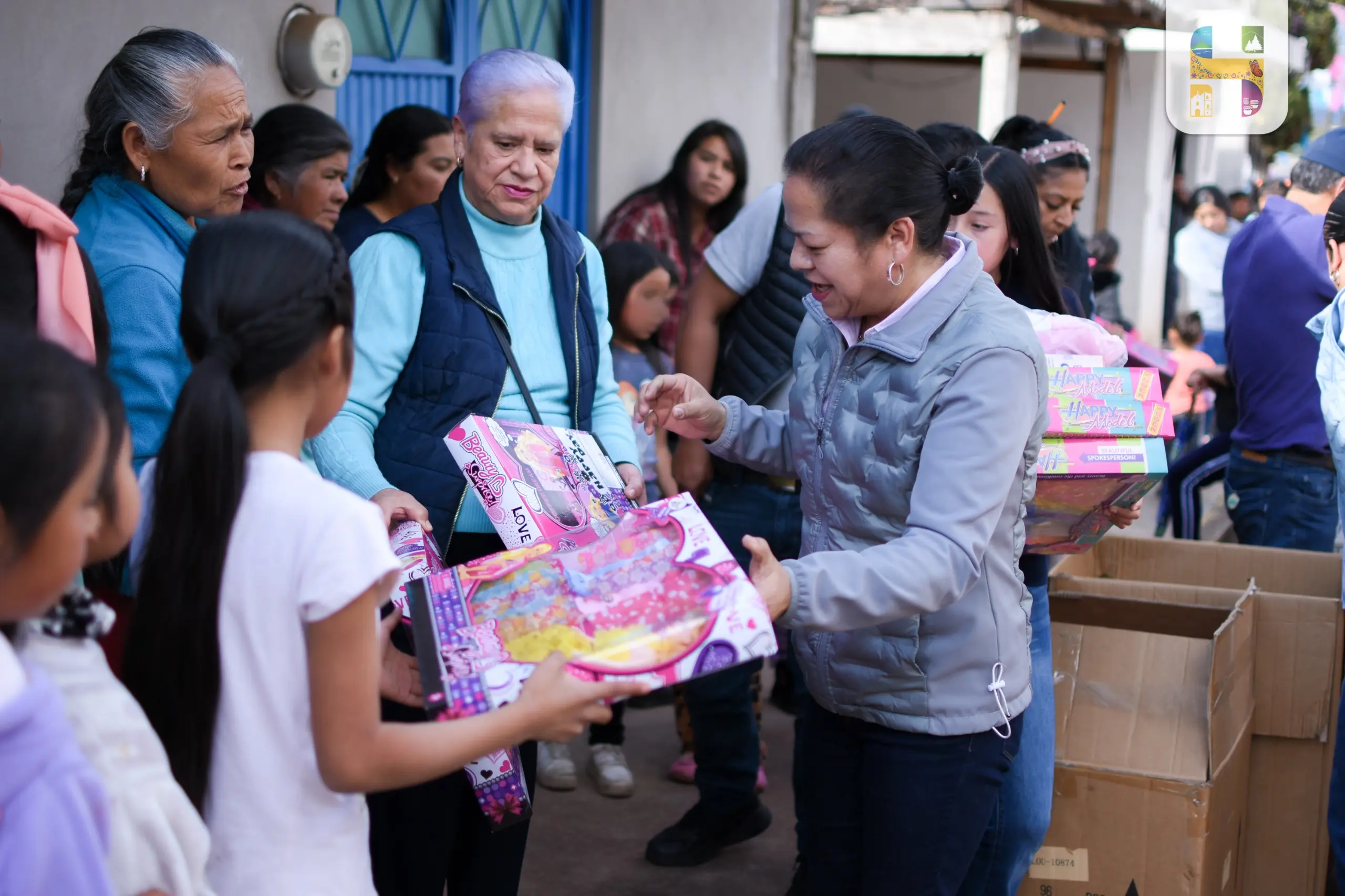 Jeovana Alcántar, entregó juguetes y cobijas en algunas colonias y comunidades del municipio de Hidalgo