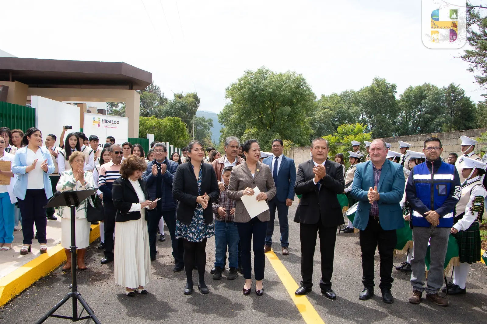 Jeovana Alcántar, inauguró la pavimentación asfáltica del camino de acceso al CBTF No.6, y andador de dicha institución educativa