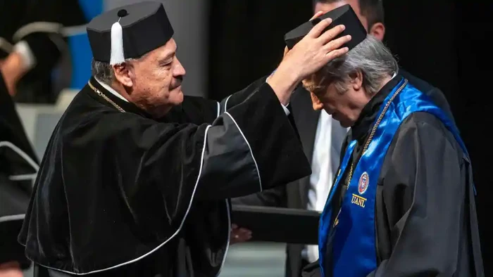 Joan Manuel Serrat recibe su doctorado honoris por la UANL