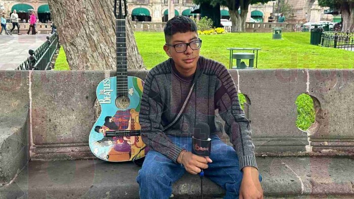 Jóven cantante y guitarrista de Zitácuaro, busca cumplir su sueño en honor a su abuelita