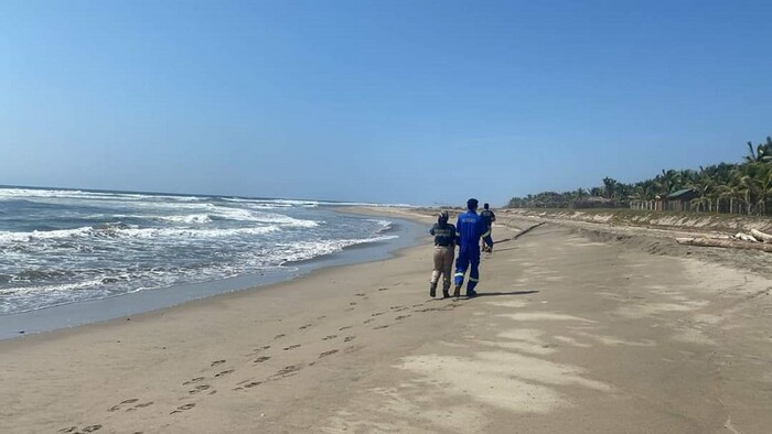 Joven desaparece arrastrado por el mar en Playa Azul; operativo de búsqueda en marcha