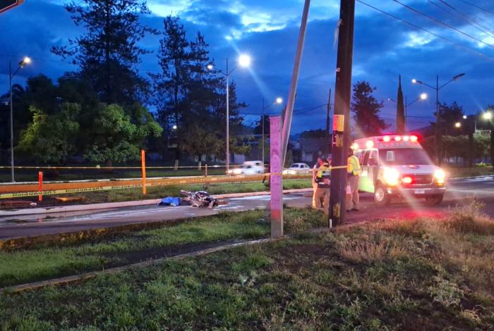 Joven motociclista mere al derrapar su motocicleta en el Boulevard Industrial