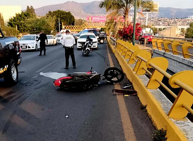 Joven motociclista muere embestido por vehículo en Libramiento Norte de Morelia