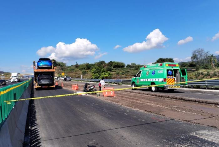 Joven motociclista muere arrollada por camión nodriza, en la autopista Siglo XXI