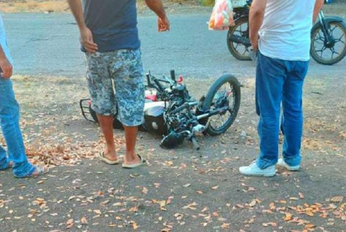 Joven motociclista resulta herido tras choque en carretera rural de Apatzingán