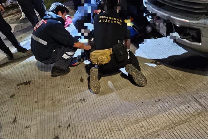 Joven motociclista resulta lesionada tras ser impactada por camioneta en Zitácuaro