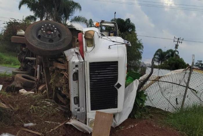 Joven muere al volcar el camión aguatero que conducía, en la Peribán – Los Reyes