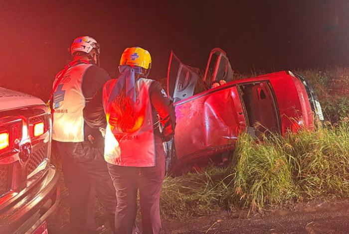 Joven mujer queda prensada tras volcar el auto en el que viajaba con otras dos personas, cerca de Tiripetío