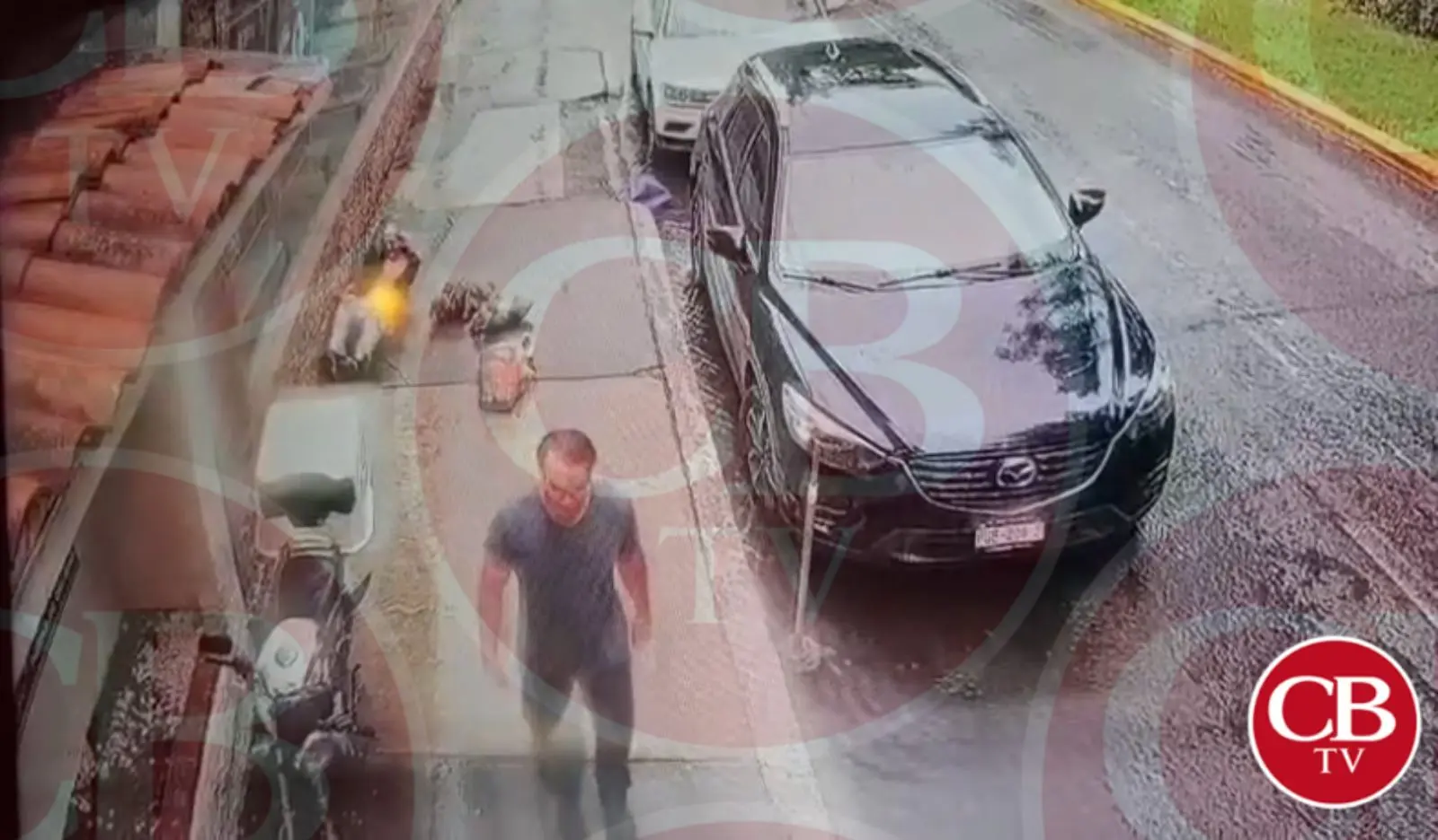 Joven patea por la espalda a un indigente en Morelia