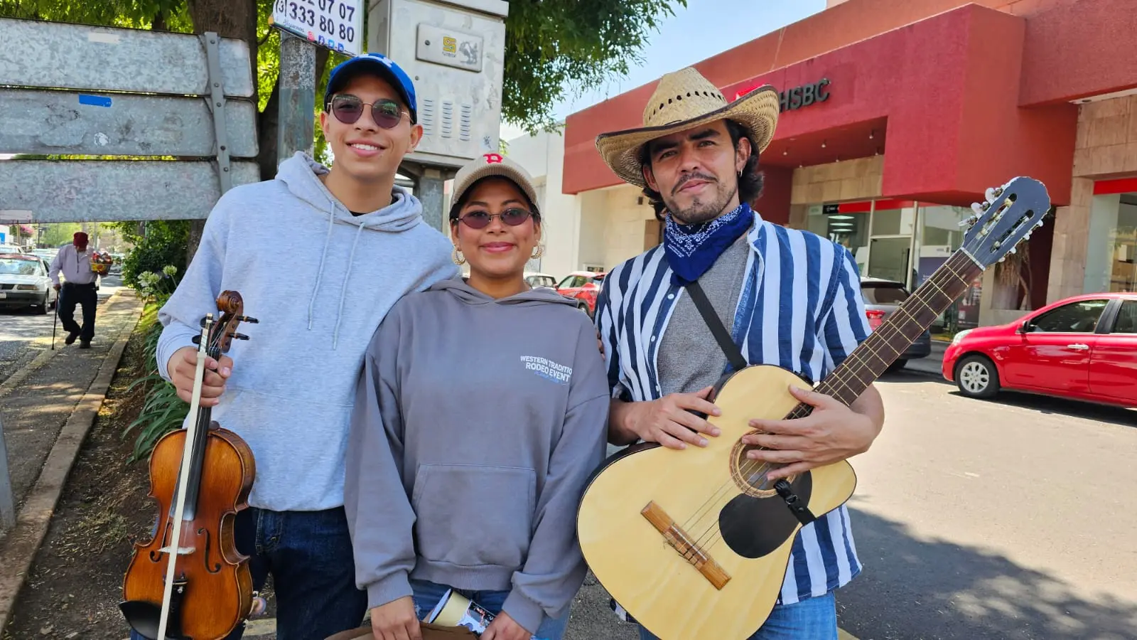 Jóvenes artistas poblanos salen a las calles para sostener su sueño