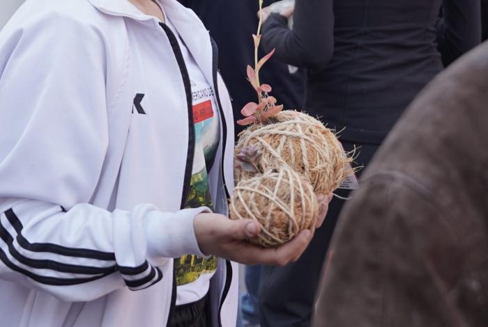 Jóvenes karatecas venden kokedamas en el Centro de Morelia; buscan fondos para Campeonato Mundial