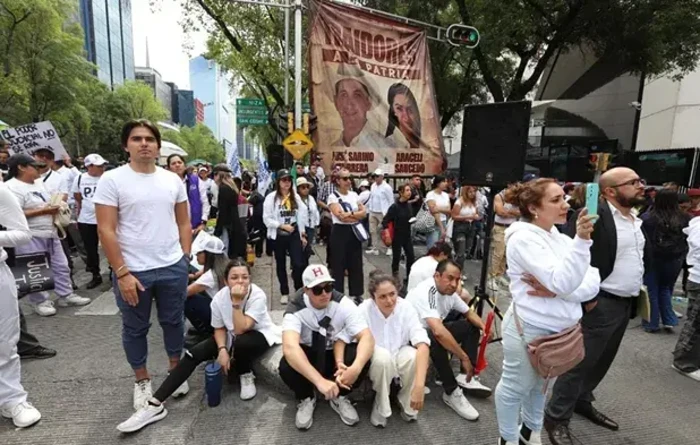 Jóvenes opositores encabezaron protesta en el Senado contra Reforma Judicial