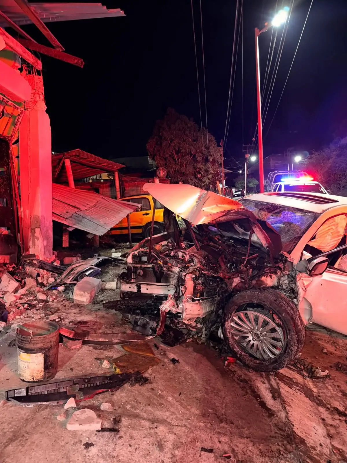 Jóvenes sobreviven a choque contra vivienda en Tacámbaro