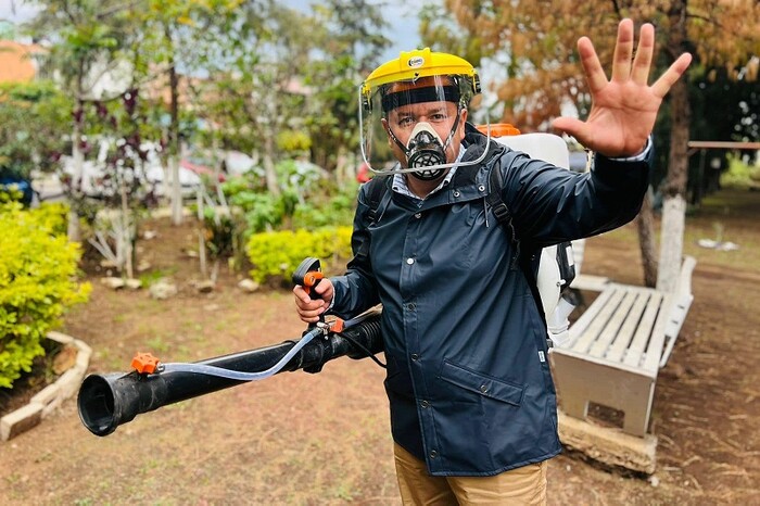 Juan Carlos Barragán echa una mano contra el dengue