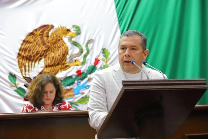 Juan Carlos Barragán presenta iniciativa para transformar adeudos de agua en inversión educativa en escuelas públicas y la UMSNH