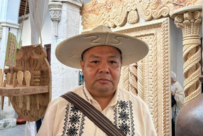 Juan Valencia: artesano galardonado con su pieza de un año de trabajo