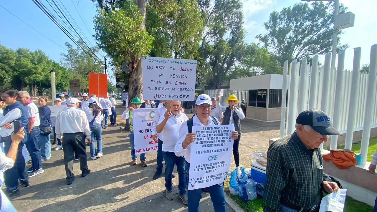 Jubilados de CFE se manifiestan en Morelia ante disminución de pensiones