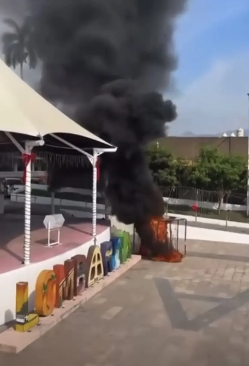 Juego con pirotecnia termina en incendio del árbol navideño en Lombardía