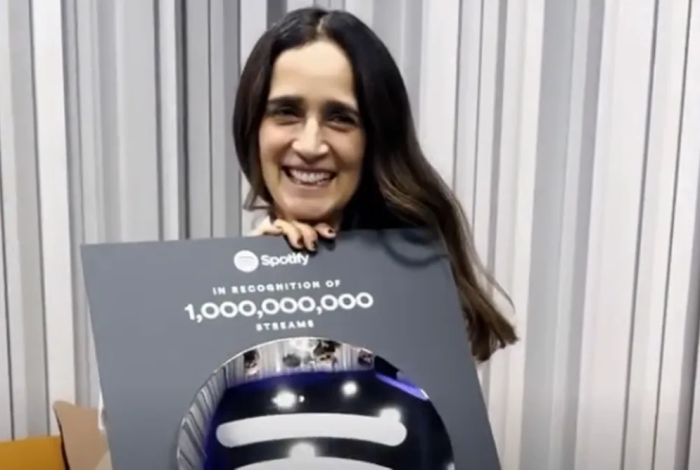 Julieta Venegas; logra un billón de reproducciones con “Lo siento BB:/”