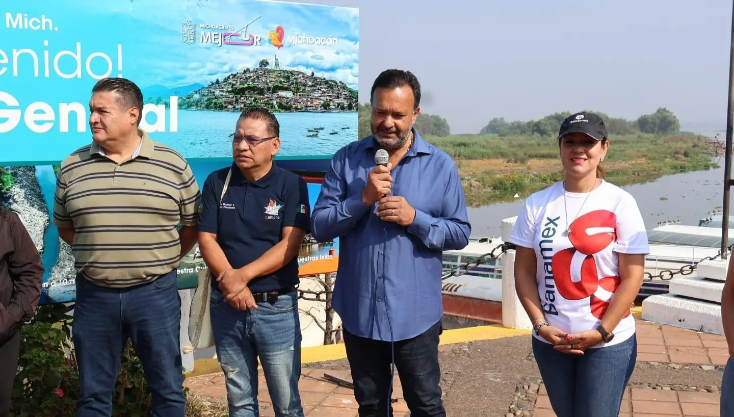Julio Arreola da banderazo a campaña de limpieza en Janitzio por el Día Mundial del Reciclaje