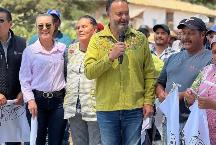 Julio Arreola da inicio a obra de agua potable en la Ex Hacienda de Charahuén