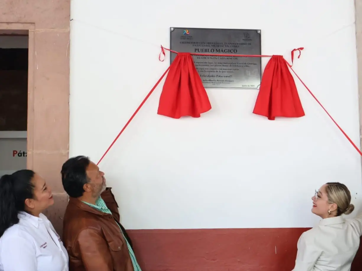 Julio Arreola devela placa por los 23 años de Pátzcuaro como Pueblo Mágico