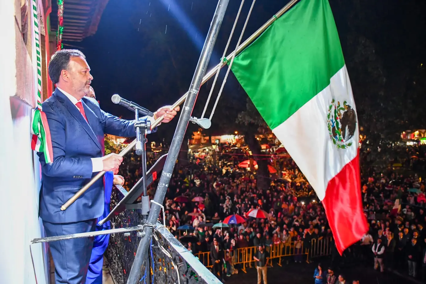 Julio Arreola encabeza el Grito de Independencia en Pátzcuaro ante cientos de familias
