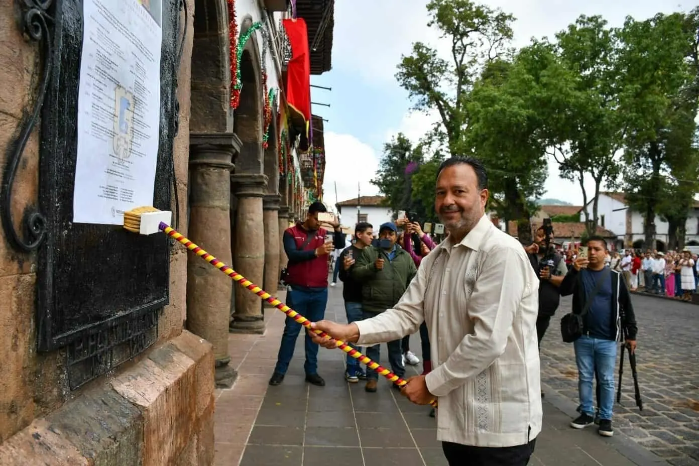 Julio Arreola Encabeza la Pega de Bando Solemne por el 491 Aniversario de Pátzcuaro
