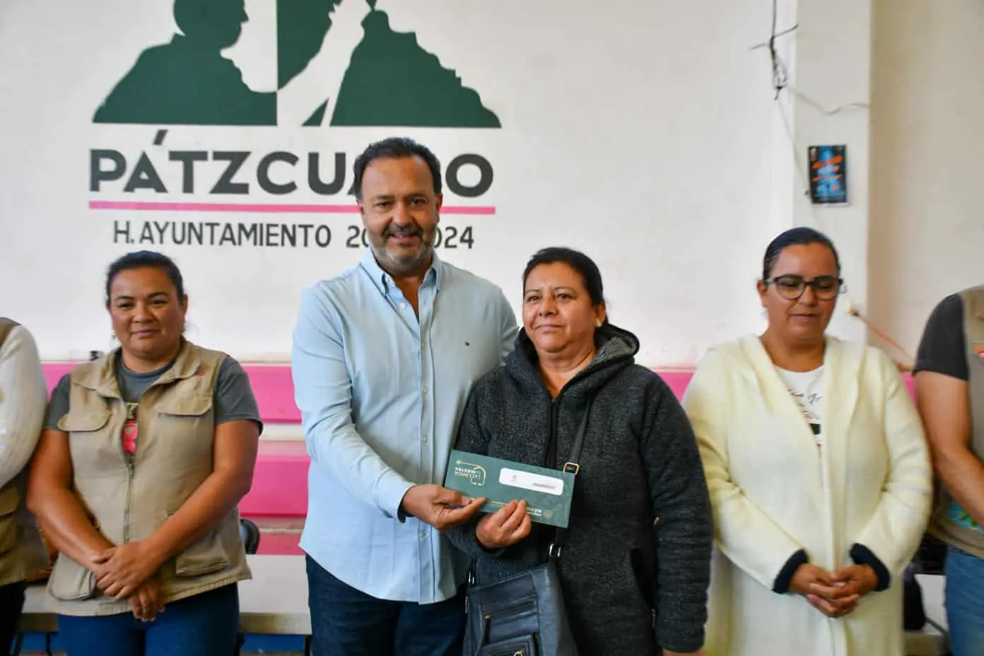 Julio Arreola encabeza la entrega de tarjetas del programa “La Clínica es Nuestra” en la región Pátzcuaro
