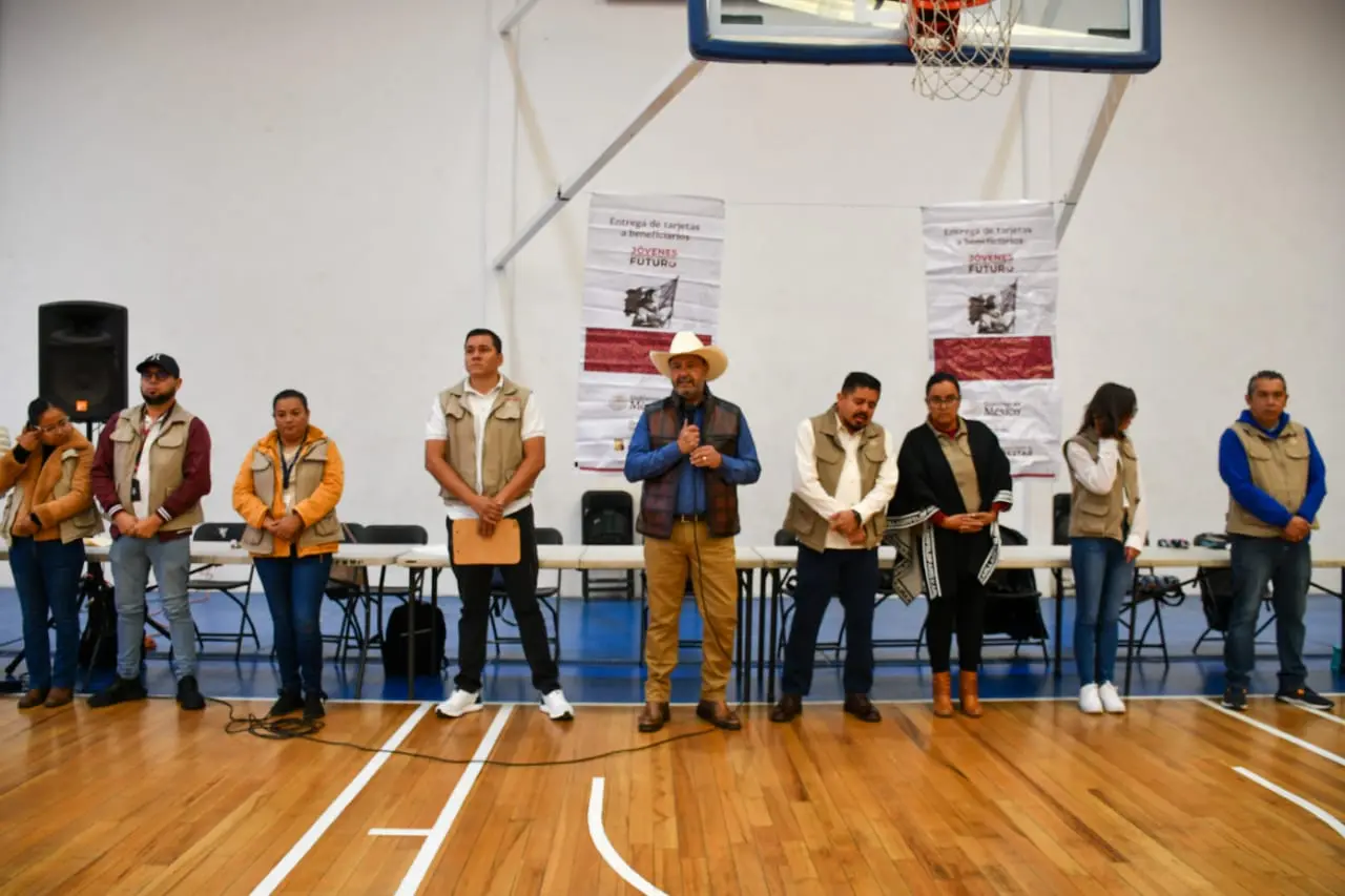 Julio Arreola Entrega Apoyos para la Educación y los Jóvenes de la región de Pátzcuaro