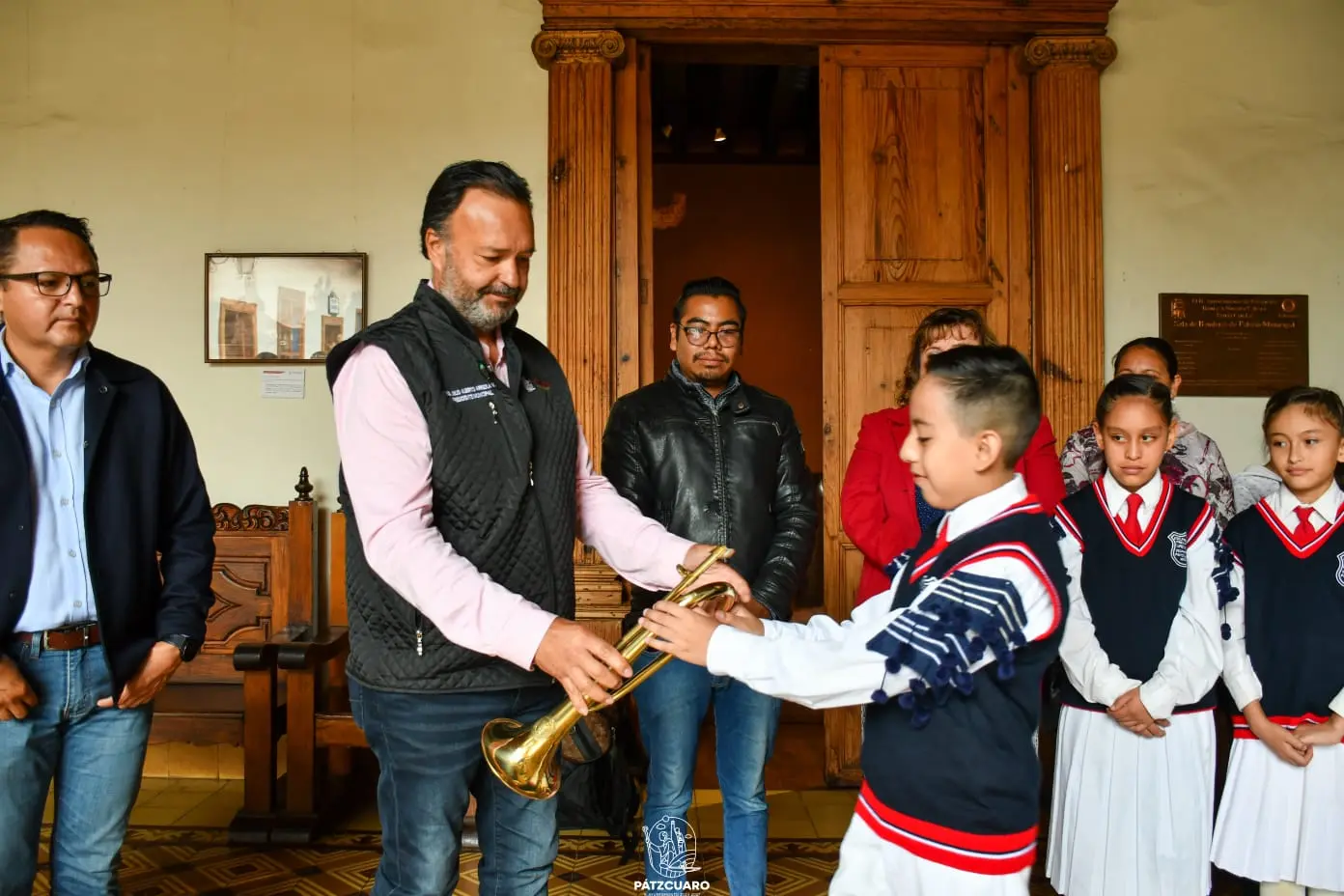 Julio Arreola entrega instrumentos a bandas de guerra escolares y comunitarias en Pátzcuaro