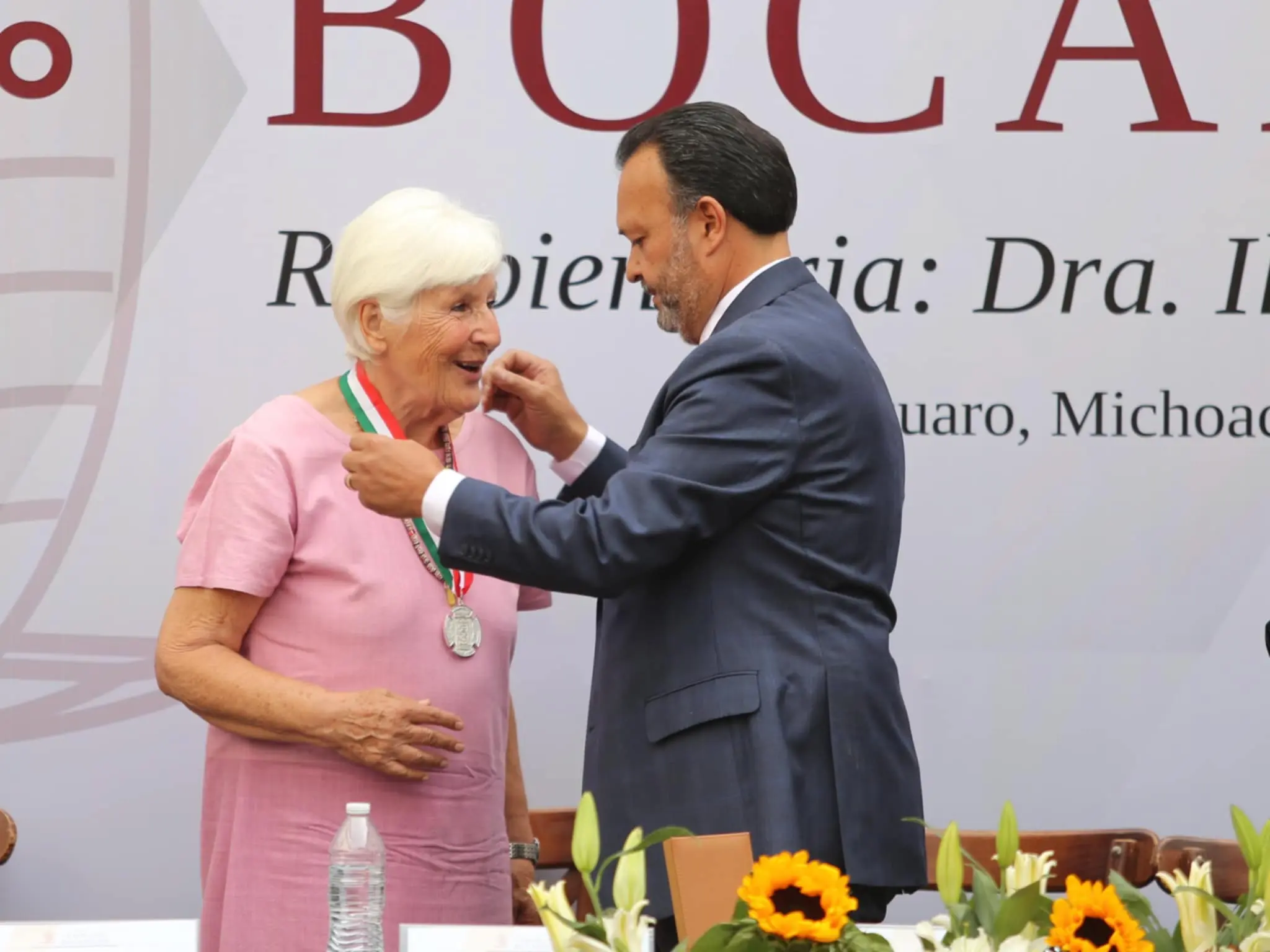 Julio Arreola entrega la XXXII Presea Gertrudis Bocanegra a la Dra. Ilse Brunner