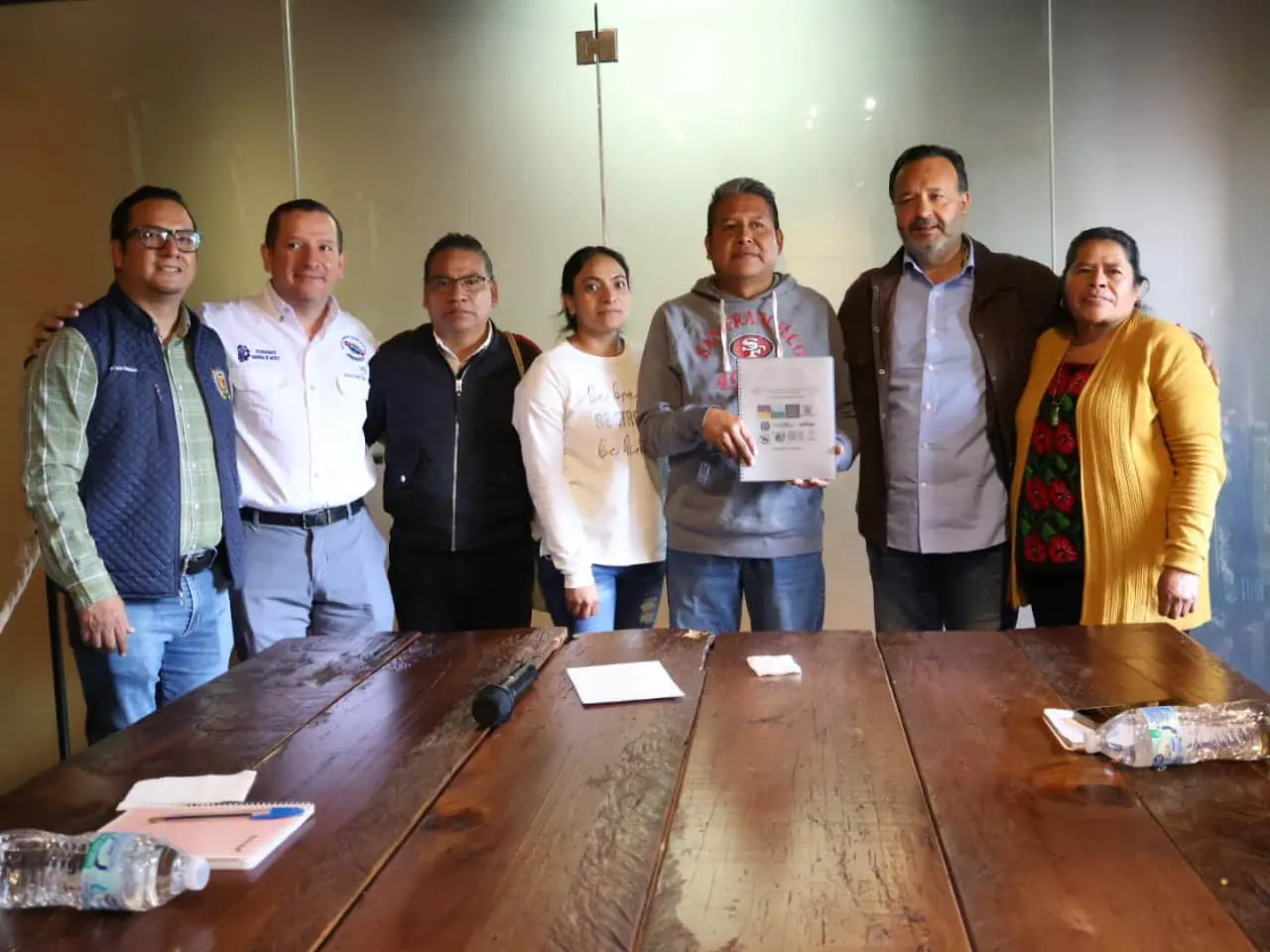 Julio Arreola entrega reglamento histórico al Consejo Intercultural del Lago de Pátzcuaro