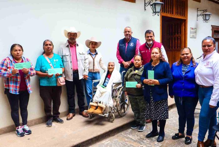 Julio Arreola entrega visas del programa “Peces Blancos” a adultos mayores de Pátzcuaro