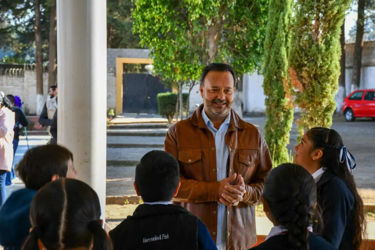 Julio Arreola impulsa espacios dignos para la educación y el deporte en Pátzcuaro