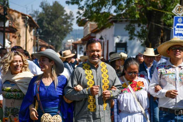 Julio Arreola inaugura el Desfile Artesanal y el Tianguis de la Noche de Ánimas Pátzcuaro 2025