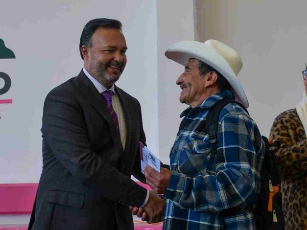 Julio Arreola reafirma su compromiso con los adultos mayores de Pátzcuaro